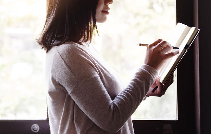 woman-journaling-1000